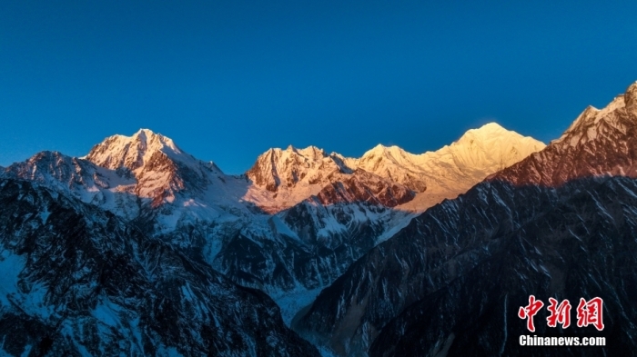 圖為2月1日，清晨陽光照在貢嘎雪山上，出現(xiàn)“日照金山”景觀。(無人機(jī)照片)<a target='_blank' href='/'><p  align=