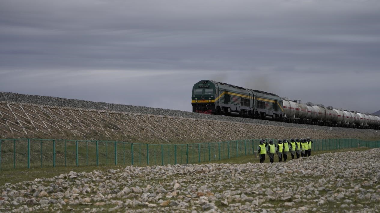 乘坐火車飛馳在青藏鐵路，每隔一兩公里便能看到窗外的護路隊員?？吹交疖囻傔^，他們都要面向列車敬禮，如同一尊莊嚴雕塑般定格在乘客心里。人民網 陳博文 攝