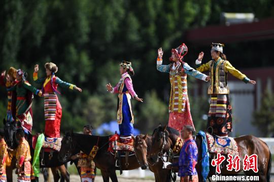 西藏民族傳統(tǒng)馬術表演慶雪頓