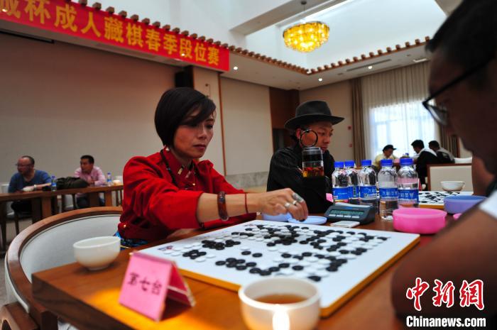 圖為參賽女選手在比賽中。　張偉 攝