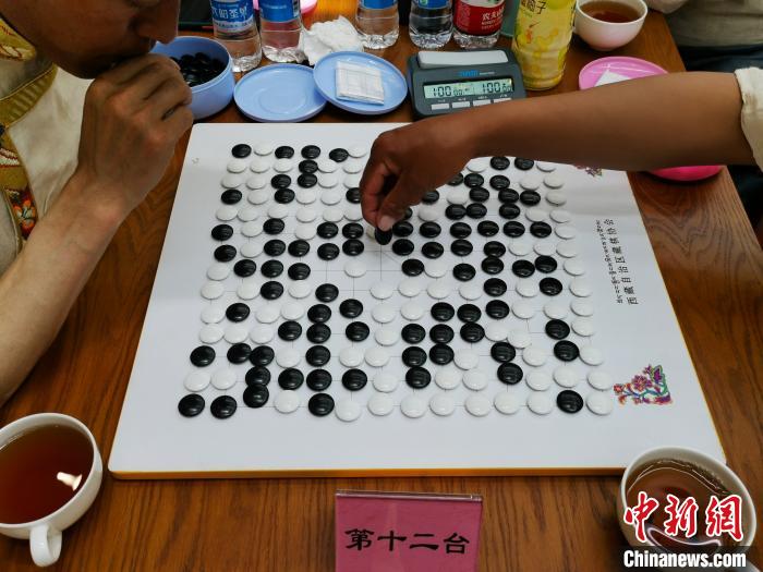 圖為藏棋(久棋)比賽瞬間。　張偉 攝