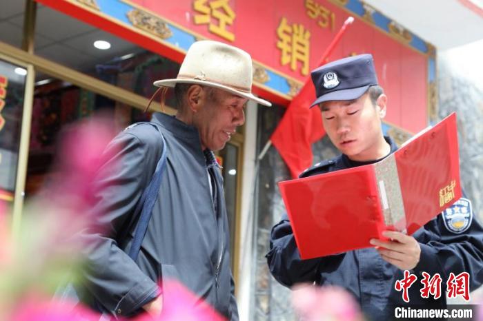 圖為民警在邊境村莊宣傳邊境政策法規(guī)?！問|出入境邊防檢查站供圖 攝