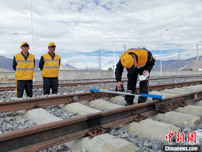 圖為參賽選手在比賽項(xiàng)目中用軌距尺測(cè)量鋼軌距離?！≮w延 攝