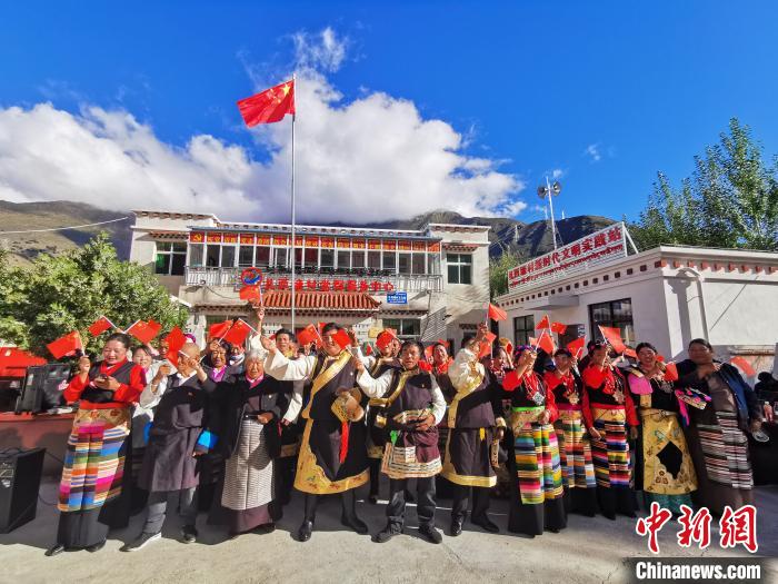 圖為林芝朗縣洞嘎鎮(zhèn)扎西塘村村民表達(dá)對(duì)祖國(guó)的祝福。　林芝市委宣傳部 供圖