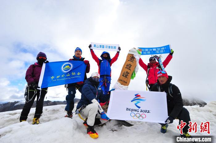 圖為5日，登山者在洛堆峰頂合影?！垈?攝