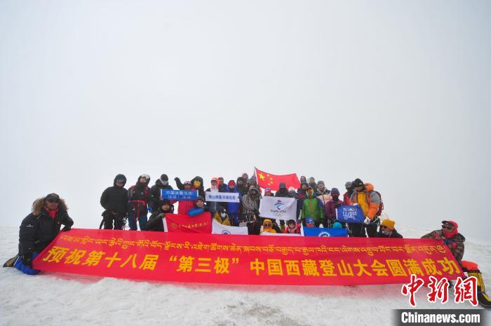 圖為5日，登山者在洛堆峰頂合影?！垈?攝