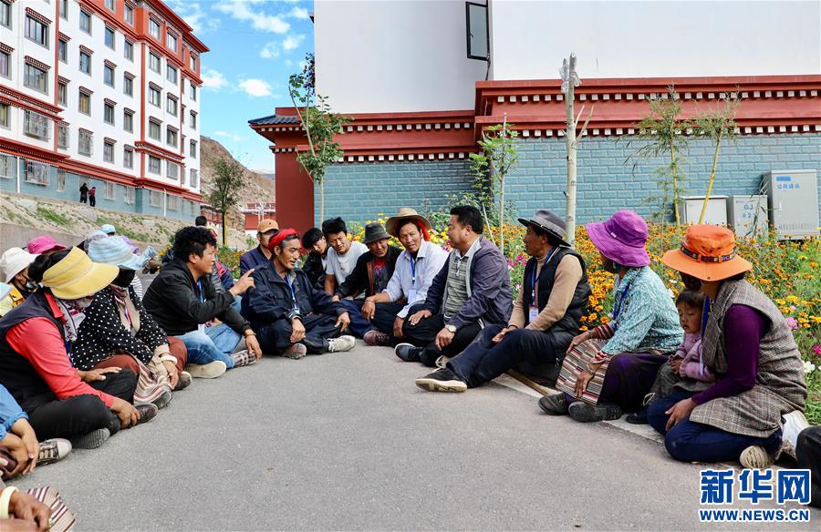 （西藏昌都解放70周年·圖文互動）（1）“群眾搬出來住安穩(wěn)了，我就踏實(shí)了?！薄痪€扶貧干部赤列旺堆的心里話