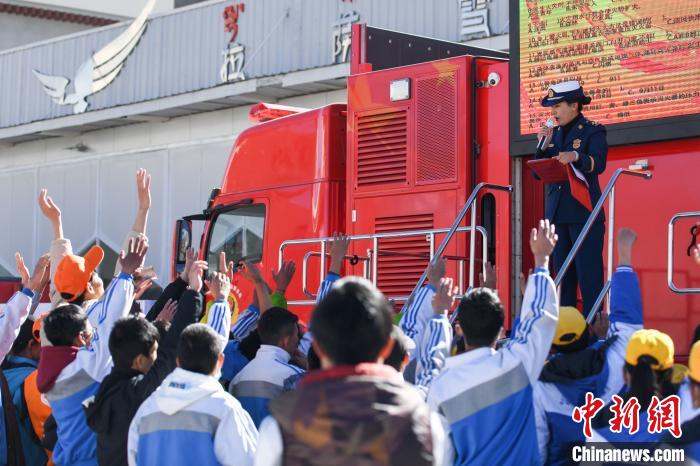 圖為民眾參與消防知識問答。　何蓬磊 攝