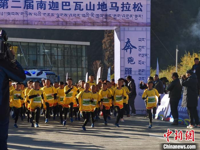 林芝廣東實驗學(xué)校的數(shù)十名孩子參加5公里迷你跑的賽事 唐貴江 攝