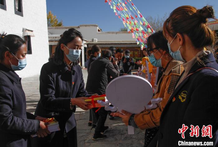 西藏布達(dá)拉宮雪城聯(lián)合學(xué)校啟動(dòng)愛(ài)國(guó)主義實(shí)踐教育