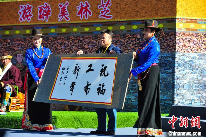 圖為14日，當(dāng)?shù)孛癖娛謱懝げ夹履曩R詞?！垈?攝