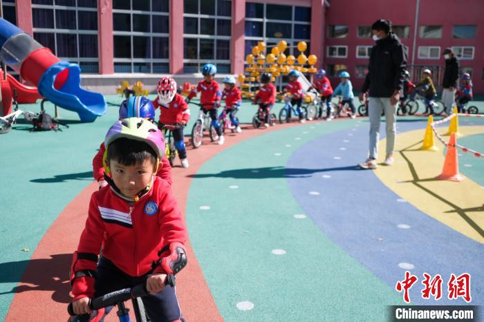 圖為拉薩市實驗幼兒園孩子們在教練的指導(dǎo)下練習(xí)滑步車?！『闻罾?攝