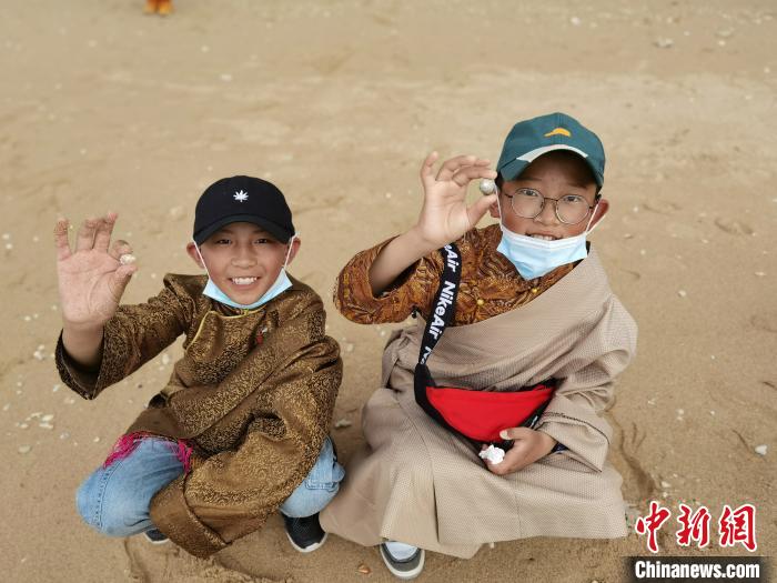 圖為西藏青少年在海邊拾貝殼。西藏航空 供圖