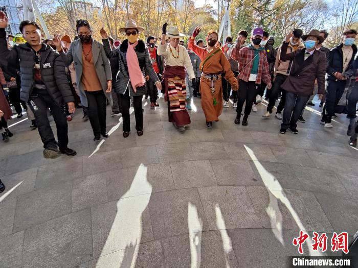 圖為鍋莊舞是西藏最為常見的舞蹈，當?shù)孛癖婋S時隨地都能跳起來。資料圖 江飛波 攝