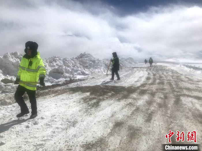 資料圖為，西藏安多交警在唐古拉山埡口除冰作業(yè)。西藏安多縣公安局 供圖