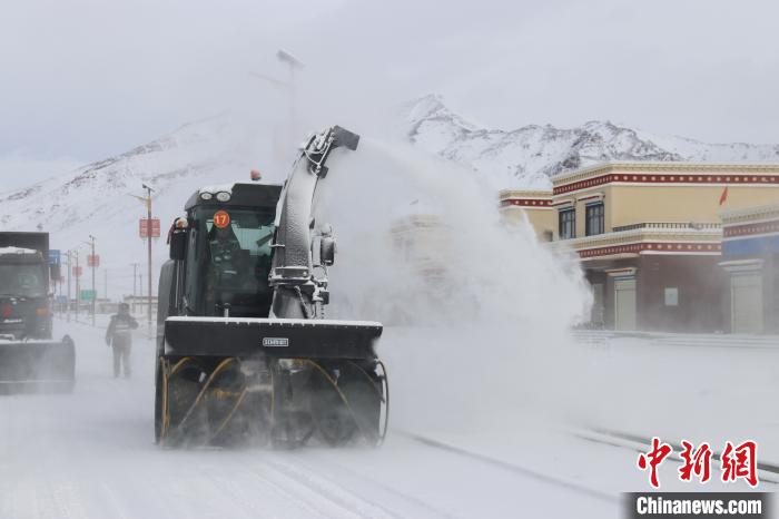 圖為該支隊(duì)官兵正在清理路面積雪?！《崦刺?攝