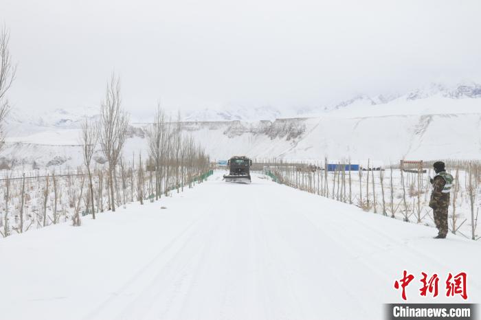 圖為救援官兵正在緊急清理路面積雪?！《崦刺?攝