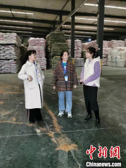 圖為次仁措姆(中)正在開展街道工作。<a target='_blank' ><p  align=