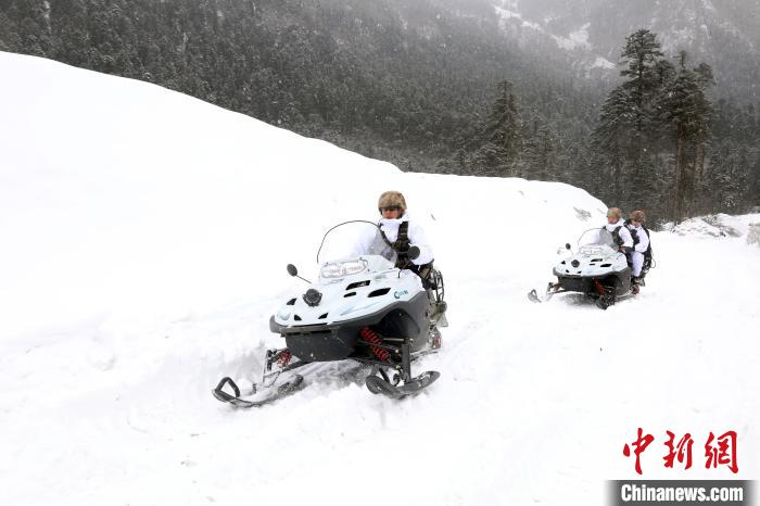 圖為雪地摩托車開路?！⊙鸩?攝