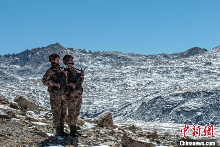 西藏軍區(qū)某旅任務分隊官兵邊防線上迎新年