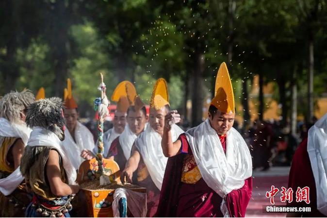 資料圖：扎什倫布寺跳神活動(dòng)結(jié)束后，僧眾依次拋撒“切瑪”盒中的青稞祈福。<a target='_blank' ><p  align=