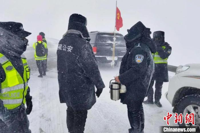 強降雪后，西藏安多縣警方在國道109線唐古拉山段開展除雪保通工作?！“捕嗫h公安局 供圖 攝