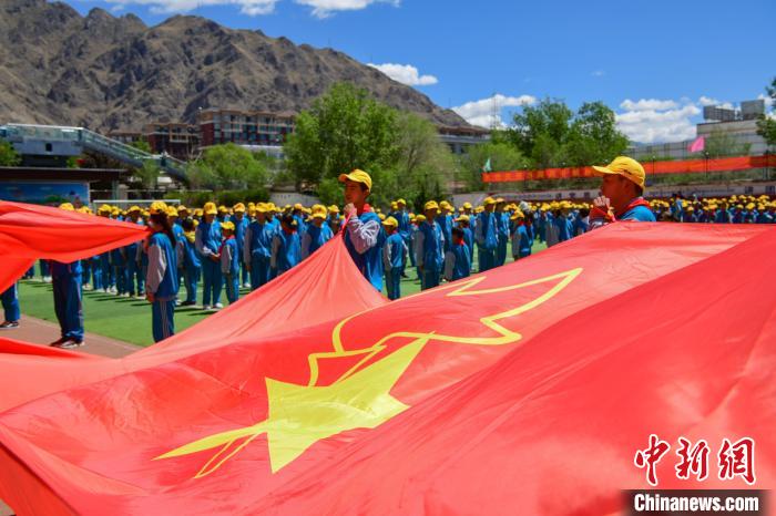 圖為拉薩市堆龍德慶區(qū)堆龍姜昆黃小勇希望小學(xué)學(xué)生在操場入隊儀式?！∝暩聛硭?攝