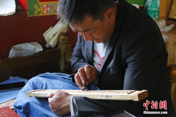 圖為7月14日，普松雕刻技藝傳承人嘎瑪曲扎正在家中進行創(chuàng)作。 <a target='_blank' ><p  align=