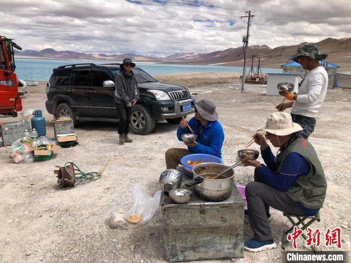 在“世界屋脊”上作業(yè)，中國科考隊員衣、食、住、行有何特色？