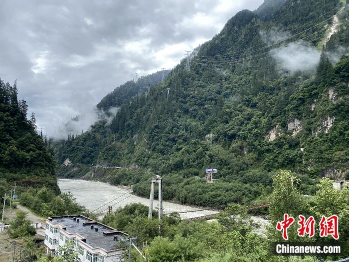 險(xiǎn)山急流中的兩座橋。彭寧鈴 攝