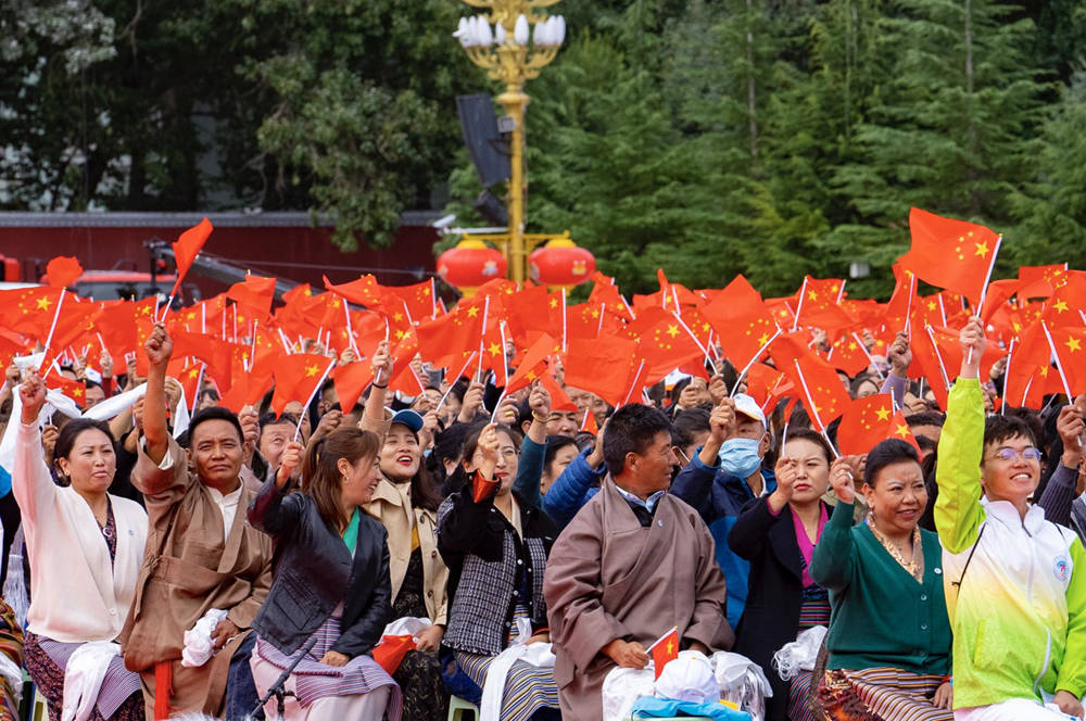 8月19日10時(shí)，慶祝西藏和平解放70周年大會(huì)在拉薩市布達(dá)拉宮廣場(chǎng)隆重舉行。徐馭堯 攝