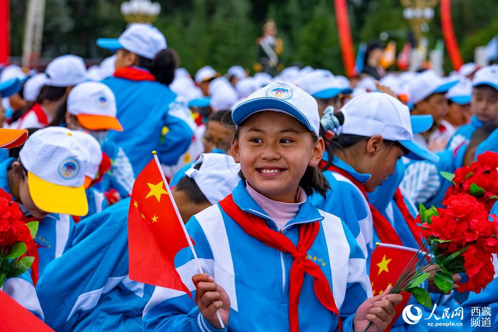 8月19日10時(shí)，慶祝西藏和平解放70周年大會(huì)在拉薩市布達(dá)拉宮廣場(chǎng)隆重舉行。徐馭堯 攝