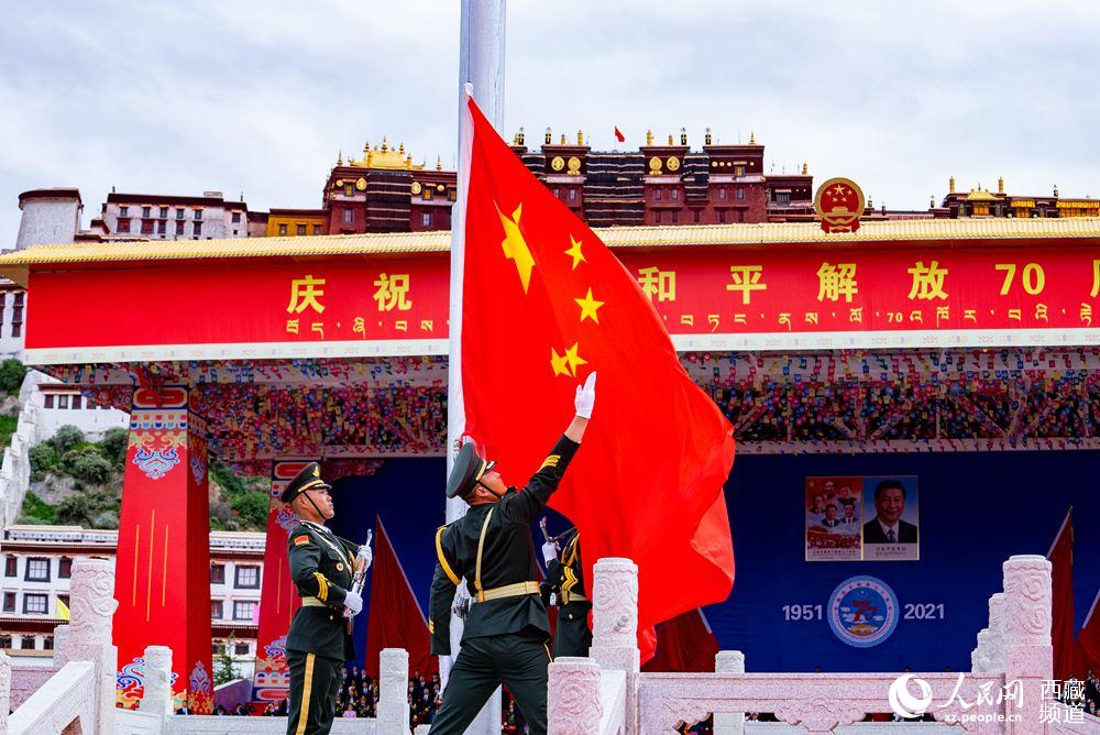 8月19日10時(shí)，慶祝西藏和平解放70周年大會(huì)在拉薩市布達(dá)拉宮廣場(chǎng)隆重舉行。這是大會(huì)舉行升旗儀式。徐馭堯 攝