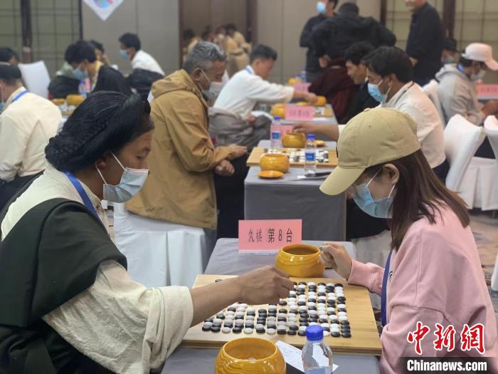 圖為參賽選手正在進(jìn)行藏棋對弈。　謝牧 攝