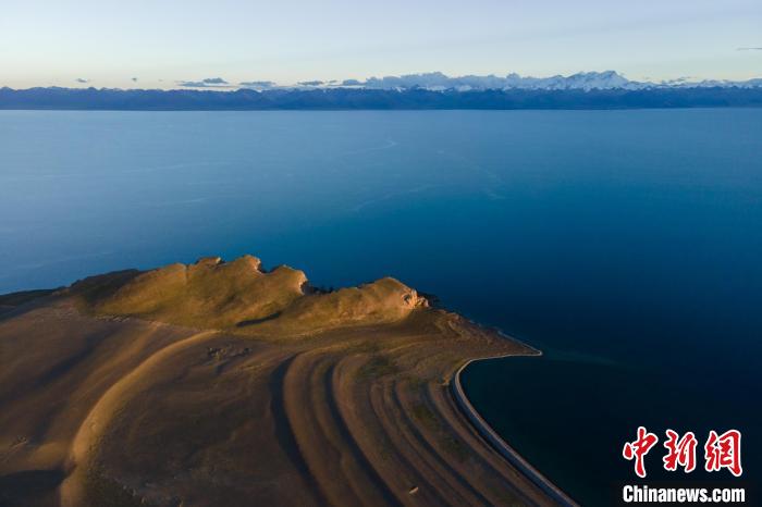 圖為著名的西藏“天湖”納木錯風(fēng)光，遠處為念青唐古拉雪山?！〗w波 攝