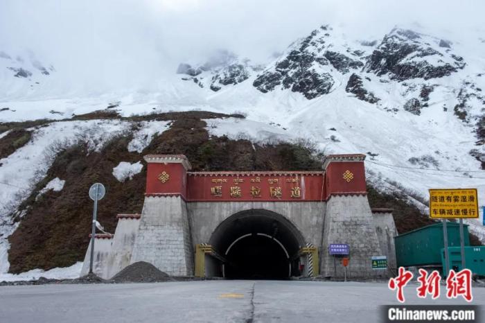 墨脫公路控制性工程——嘎隆拉隧道。上方為嘎隆拉雪山，曾是進(jìn)入墨脫最大的“攔路虎”。