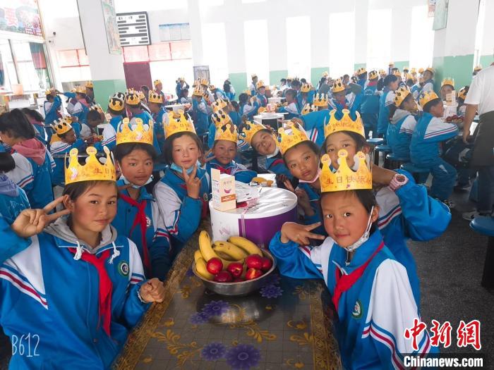 圖為加查縣安繞鎮(zhèn)小學(xué)學(xué)生集體過六一兒童節(jié)?！“怖@鎮(zhèn)小學(xué)供圖