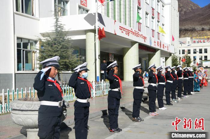 圖為加查縣安繞鎮(zhèn)小學(xué)學(xué)生爭當(dāng)“小交警”體驗(yàn)交警工作?！∝暩聛硭?攝