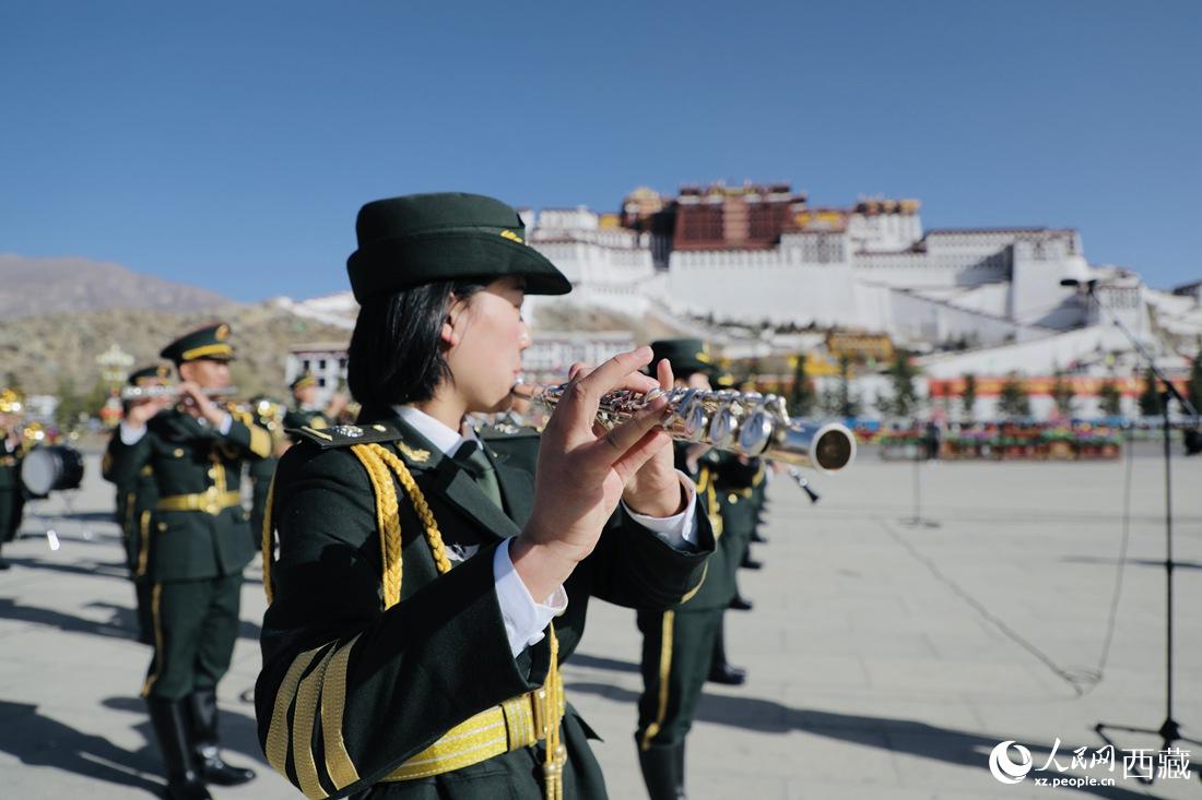 軍區(qū)文工團(tuán)奏響國歌。人民網(wǎng) 次仁羅布攝