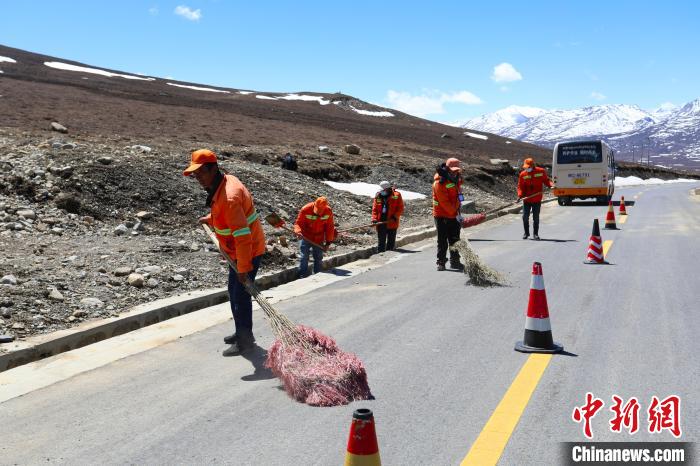 西藏“四好農(nóng)村公路”：為農(nóng)牧民帶來(lái)家門口的就業(yè)機(jī)會(huì)