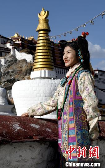 西藏自治區(qū)級非遺項(xiàng)目——拉薩服飾，圖為舊時(shí)拉薩貴族婦女的裝扮。