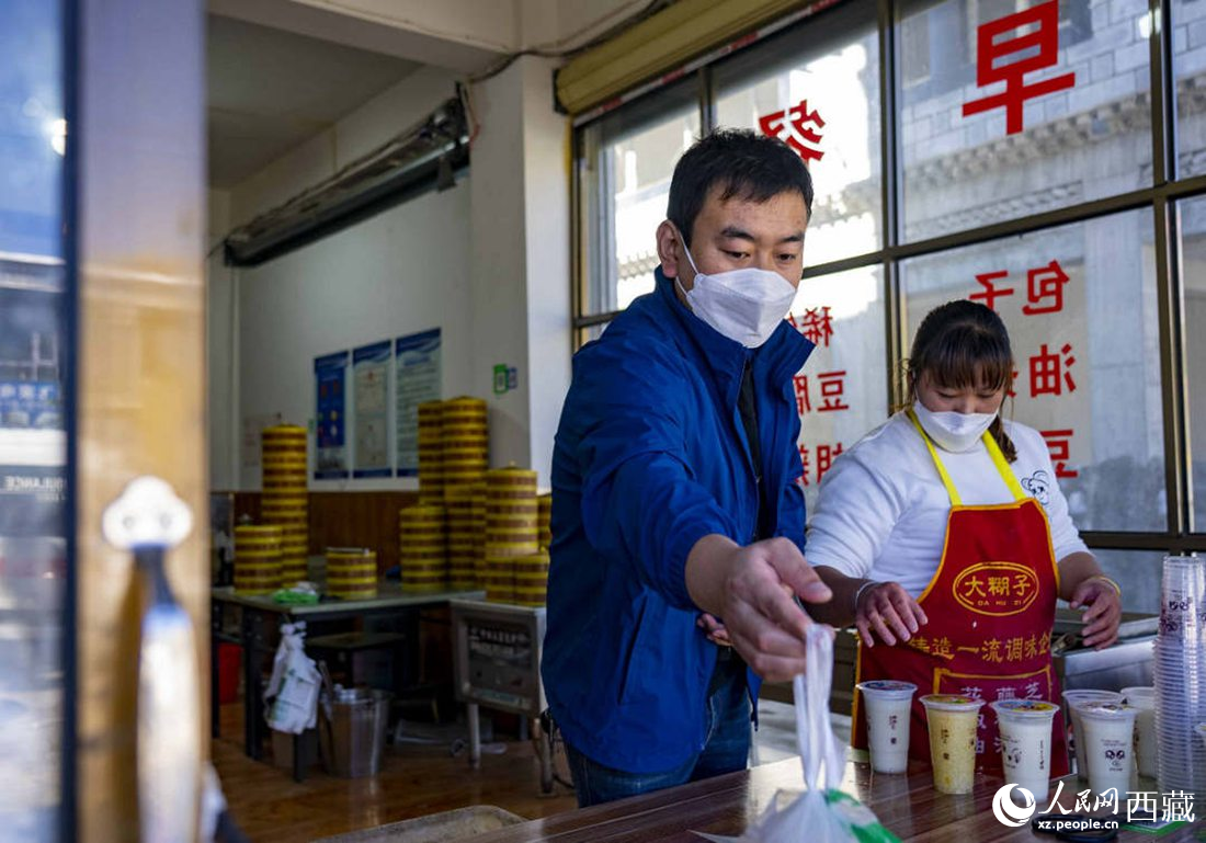 市民購(gòu)買早餐。人民網(wǎng) 次仁羅布攝