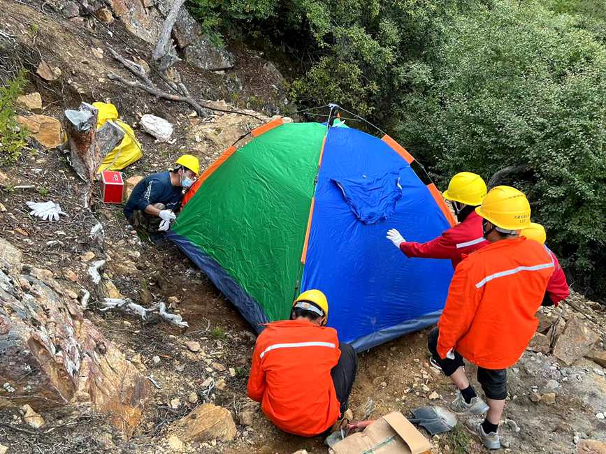 9月15日，電力施工人員正在施工點(diǎn)附近搭建暫居帳篷。白瑪多吉攝