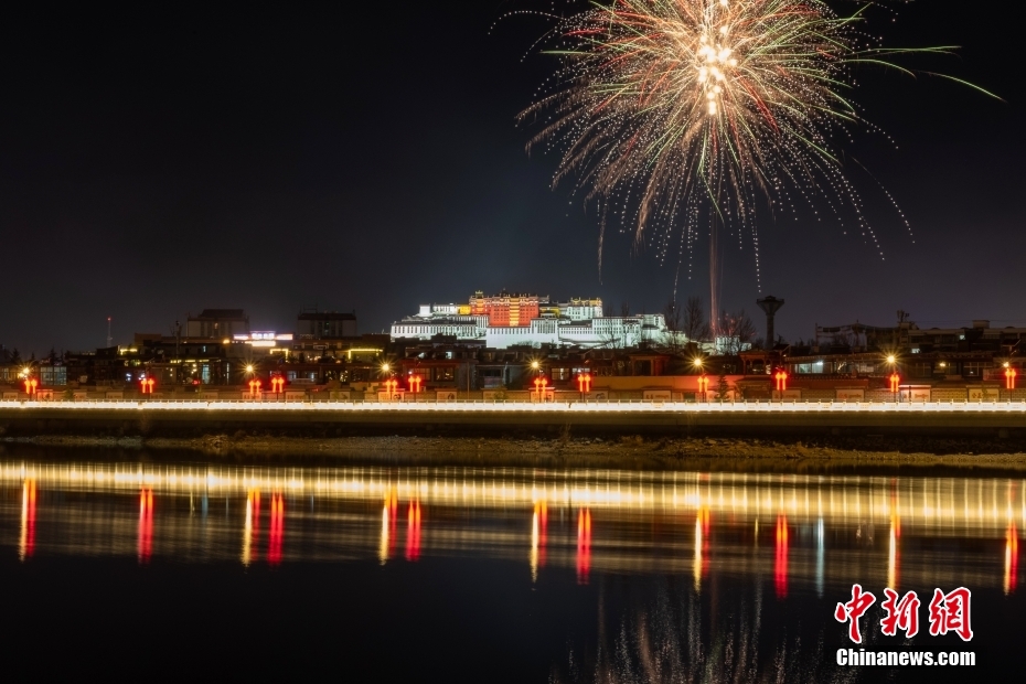 資料圖為2022年3月1日，拉薩迎來藏歷新年“古突夜”，煙花與被燈光照亮的布達(dá)拉宮交相輝映。 <a target='_blank' href='/'><p  align=