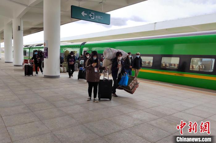 10月6日，乘客乘復工專列抵達日喀則。　拉薩車務段 供圖