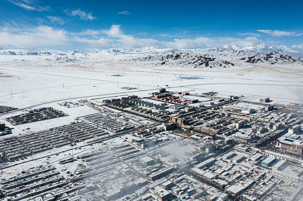 西藏阿里地區(qū)改則縣迎來初雪，銀裝素裹，美如畫卷。
