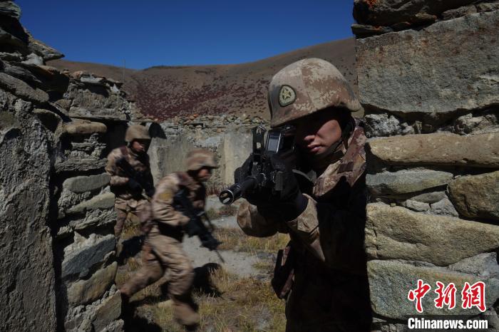 官兵正在進(jìn)行戰(zhàn)術(shù)綜合訓(xùn)練。　西藏山南軍分區(qū)某團(tuán)供圖