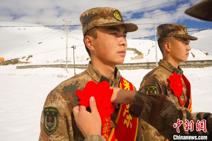 退伍老兵合照留念。　西藏山南軍分區(qū)某團(tuán)供圖