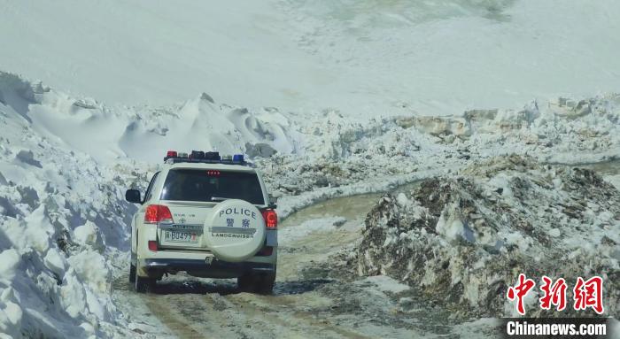 圖為邊壩縣降雪時夏貢拉山段路況?！∵厜慰h融媒體中心供圖