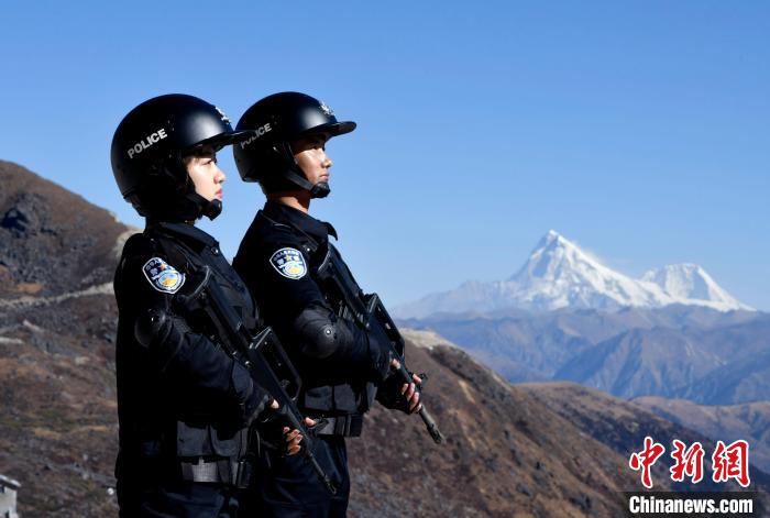 1月6日，移民警察在執(zhí)勤。　李林 攝